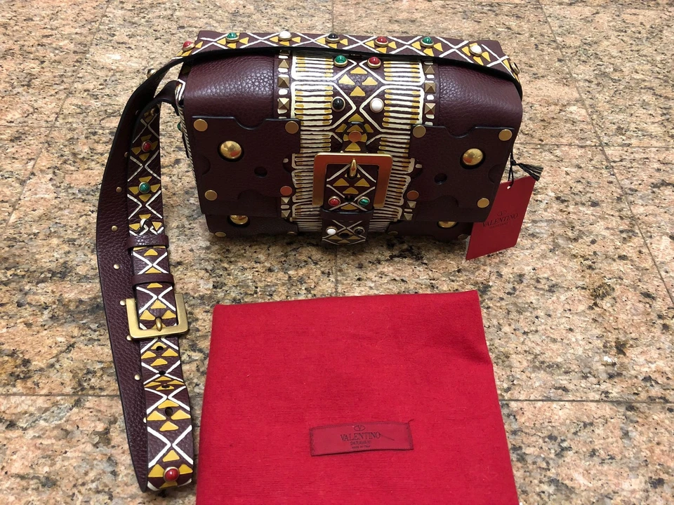 Bolso Bandolera Valentino Tribal Rockstud Cuero Borgoña Pintado a Mano  Foto 3 de 4