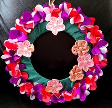 SATYNOWA WSTĄŻKA KWIATOWY WYSTRÓJ DOMU WIELOKOLOROWY LEKKI WIENIEC