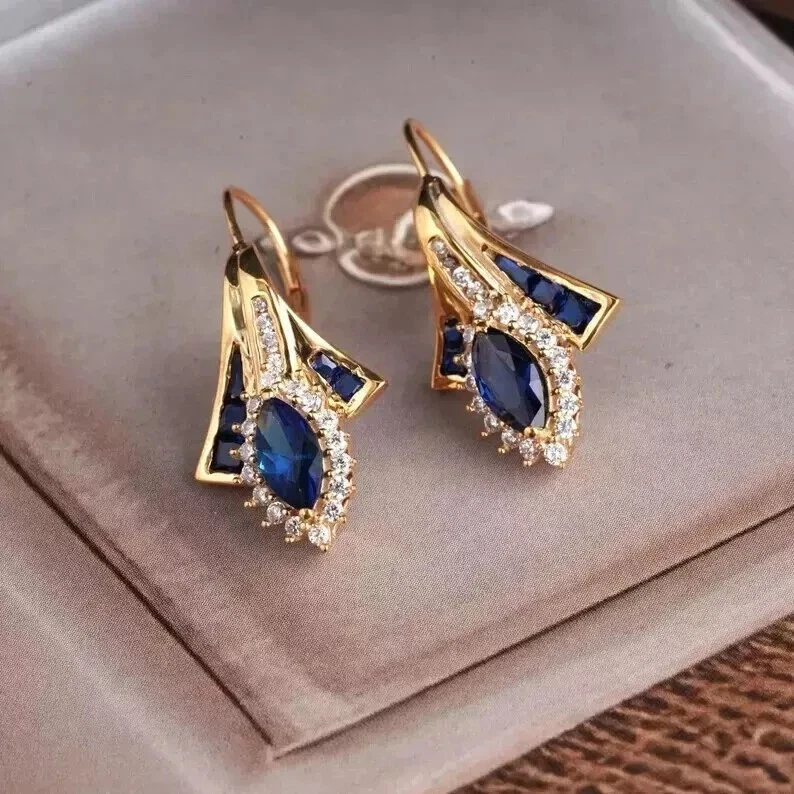 Pendiente de aro para mujer de zafiro simulado de corte marquesa de 2 quilates enchapado en oro amarillo de 14 quilates Foto 2 de 4