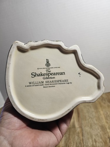 Royal Doulton 7 3/4" Toby Mug of William Shakespeare; D6689 1982 - Picture 6 of 6