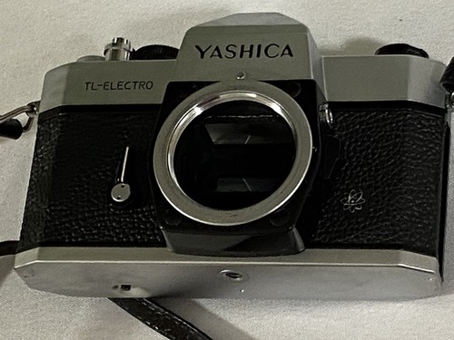 Vintage SLR Yashica TL-Electro With Auto Yashinon DS 50mm 1.9 Lens - Picture 24 of 24