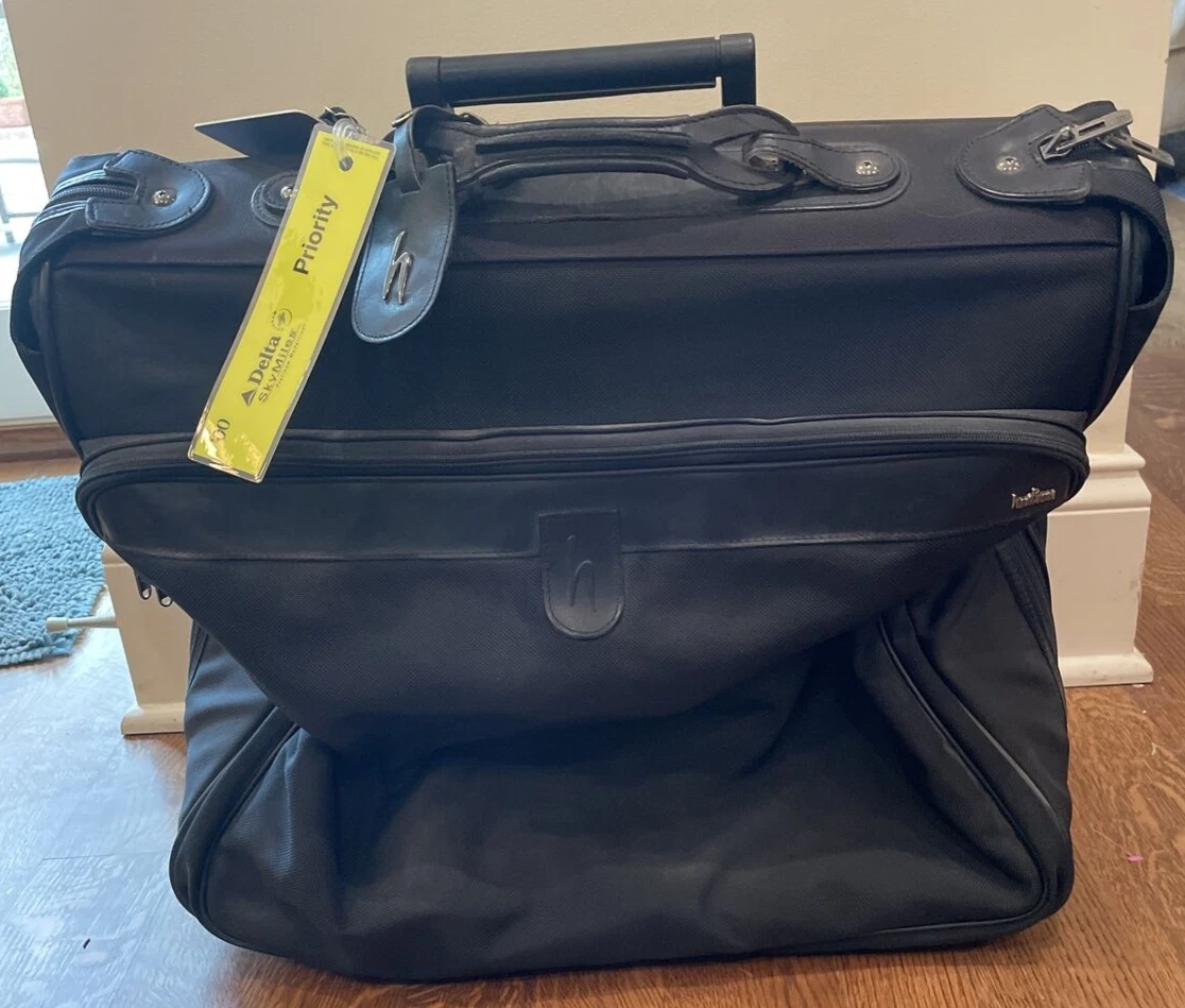 Aggregate more than 135 garment bag carry on delta kidsdream.edu.vn