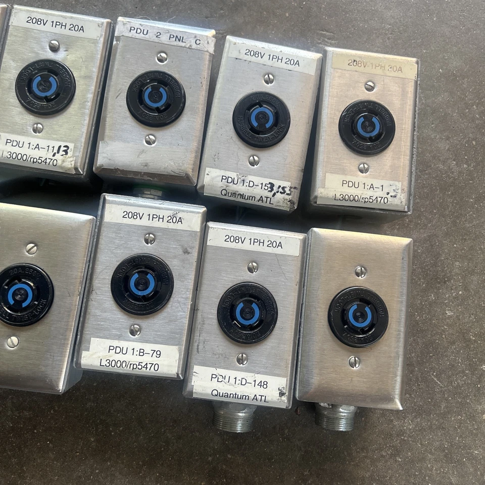 Lote de 14 Hubbell Twist-Lock 20A 125V con carcasa Thomas & Betts y cubierta de acero inoxidable Foto 3 de 4