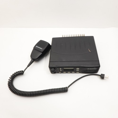 Radio bidireccional Motorola GTX modelo M11UGD6CB1AN de colección con micrófono de mano