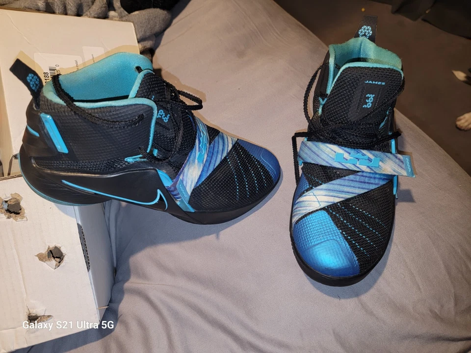 2 pares de zapatos Lebron James para niños Foto 2 de 4