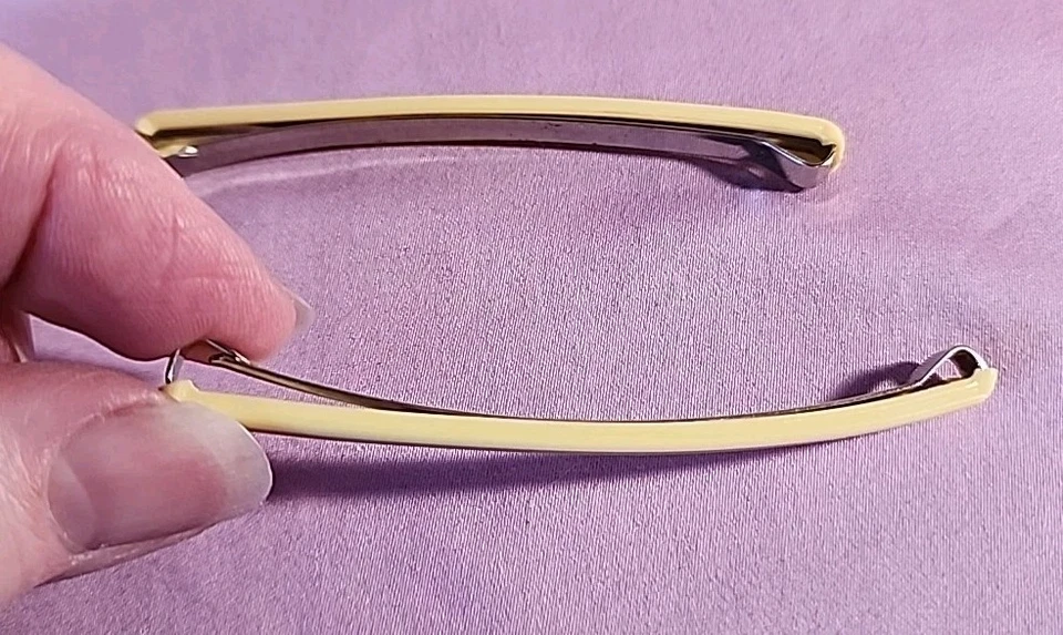 Juego de 2 pasadores GOODY Stay Tight de 3 pulgadas de colección en amarillo vivo. Foto 4 de 4