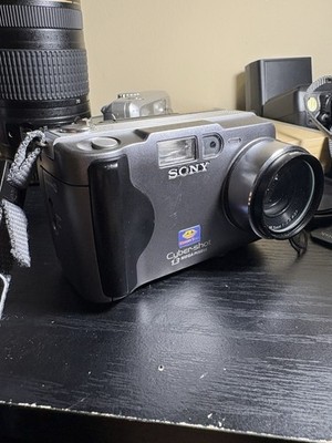 Sony Cyber-shot DSC-S30 1.3MP Digital Camera Retro Vintage Collectable READ