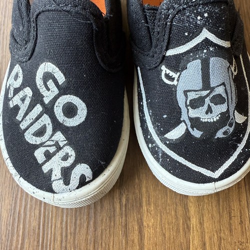 Las Vegas Raiders Baby Set Shoes Size 4 Kids Blanket Football Fan White Black - Picture 2 of 14