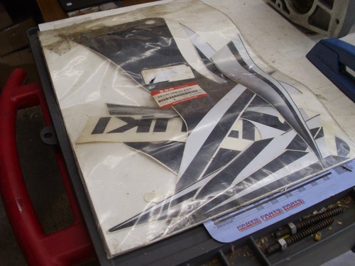 NOS OEM Suzuki 68130-0BE20-FP2 2004-2006 GS500F Emblem Decal Kit!# - Foto 2 di 12