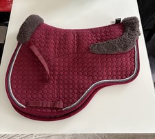 Sehr gepflegte Mattes Lammfellschabracke VS, Größe L, dunkelrot