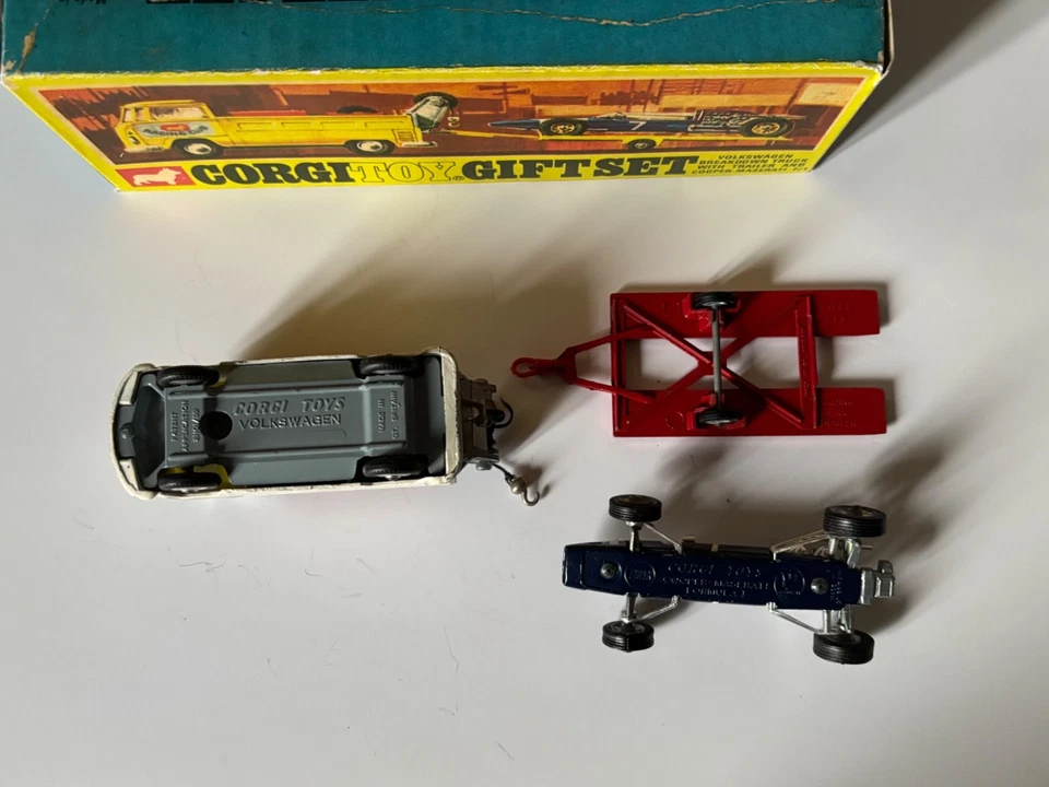 CORGI TOYS GIFT SET N. 6 VOLKSWAGEN RACING CAR+ F1COOPER M.+CARRELLO+BOX - Immagine 3 di 4