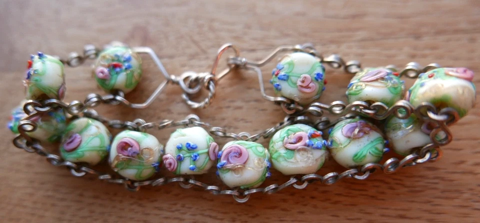 UNUSUAL, ANTIQUE, VENETIAN GLASS 'WEDDING CAKE' BRACELET ON GOLD TONE LINKS - Image 4 of 4