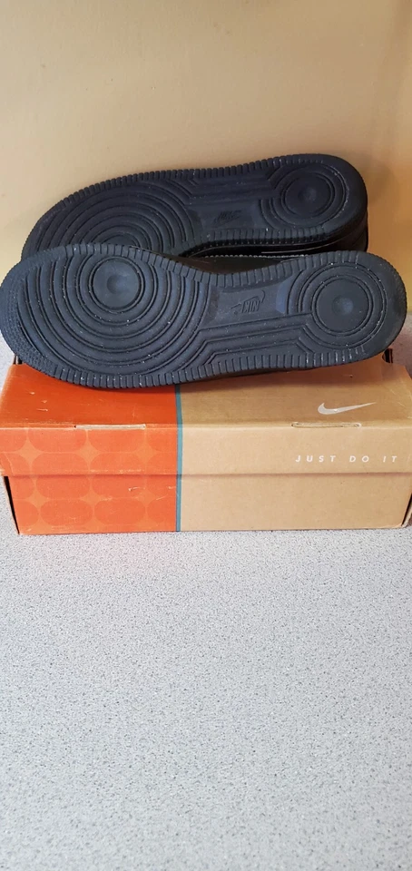 Men's NIKE AIR FORCE 1 BLACK 306353-001 Size 11 - Image 4 of 4