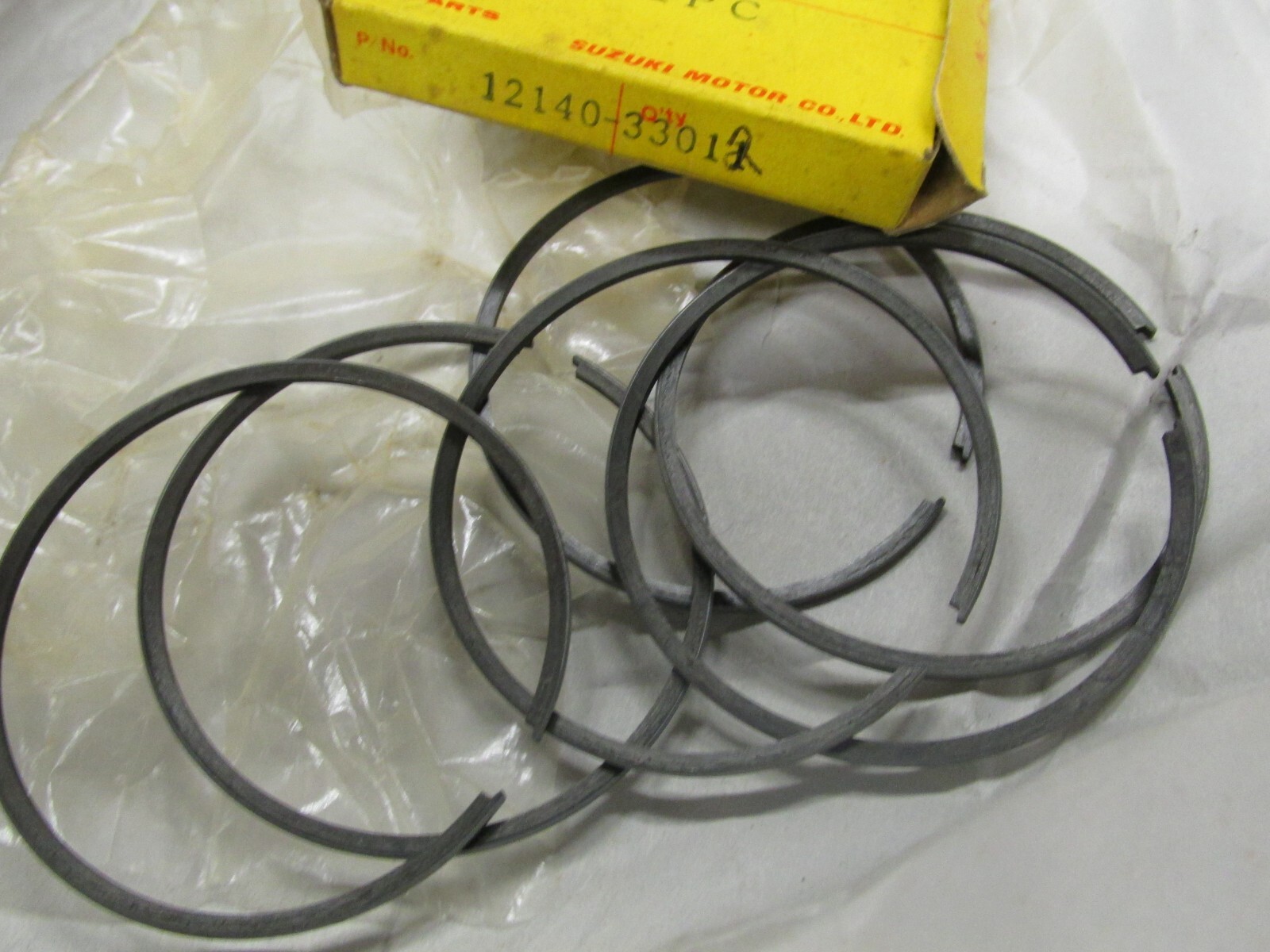 Suzuki GT380 nos standard piston ring set 1972 1214033010 for sale