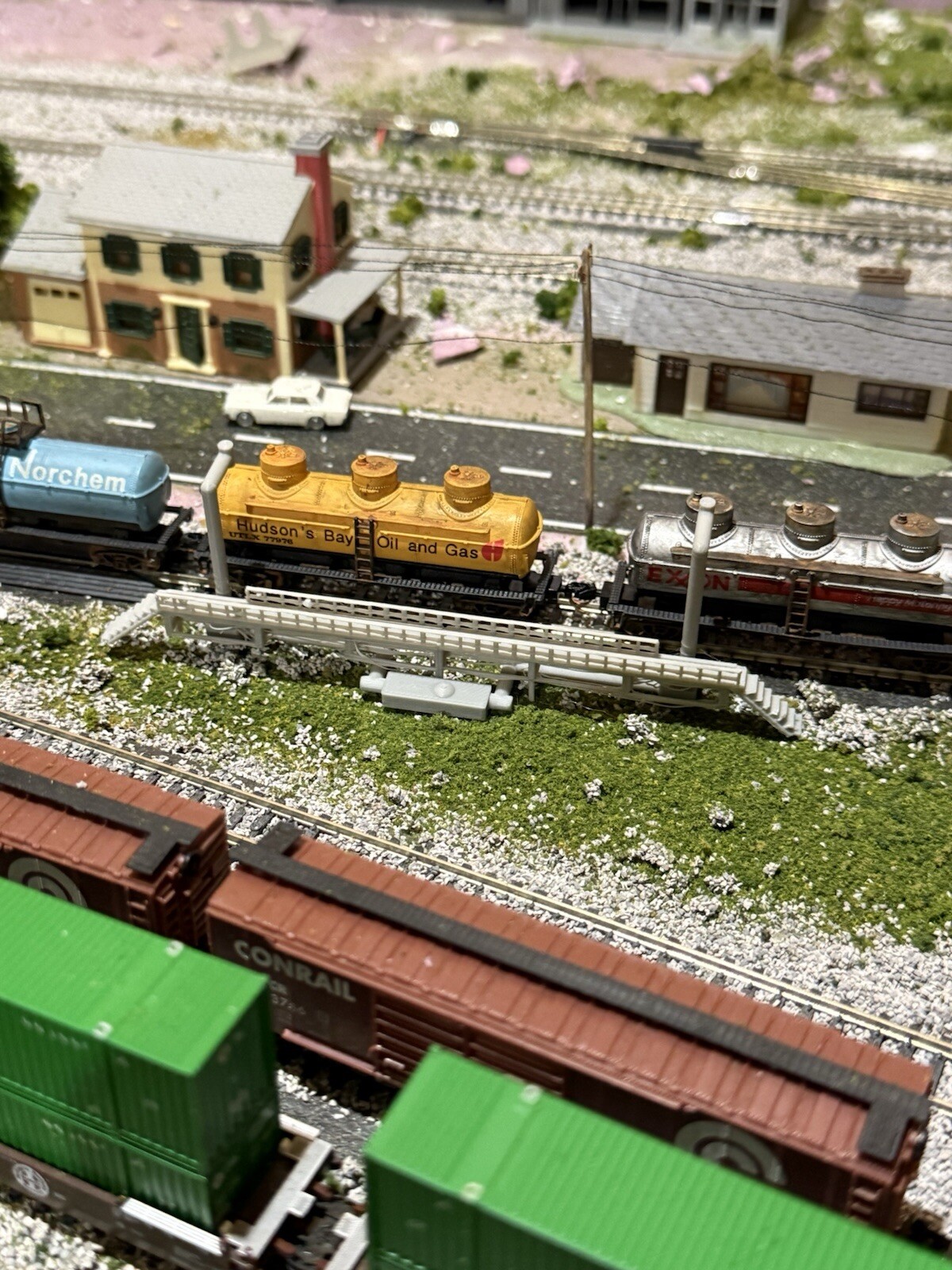 Tanker Fill Station - N Gauge / 1:160 Scale - No Assembly Require - Model Trains