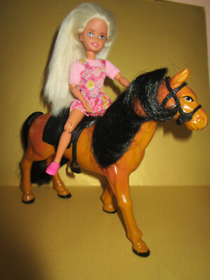 BZ10) ALTE BLONDE VINTAGE BARBIE STACIE MATTEL 1992 AUF BRAUNEM PFERD MIT SATTEL