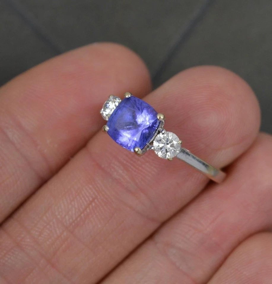 Tanzanite and Diamond 18ct White Gold Trilogy Ring - Image 4 of 4