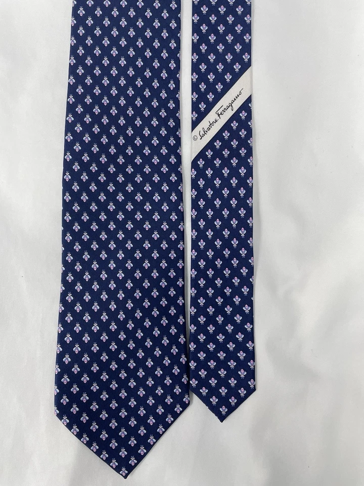 "Corbata Salvatore Ferragamo 100 % seda azul con insectos rosas 3,25"" de ancho" Foto 3 de 4