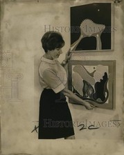 1967 Press Photo Patricia Terry with her paintings at the Lowe Art Gallery