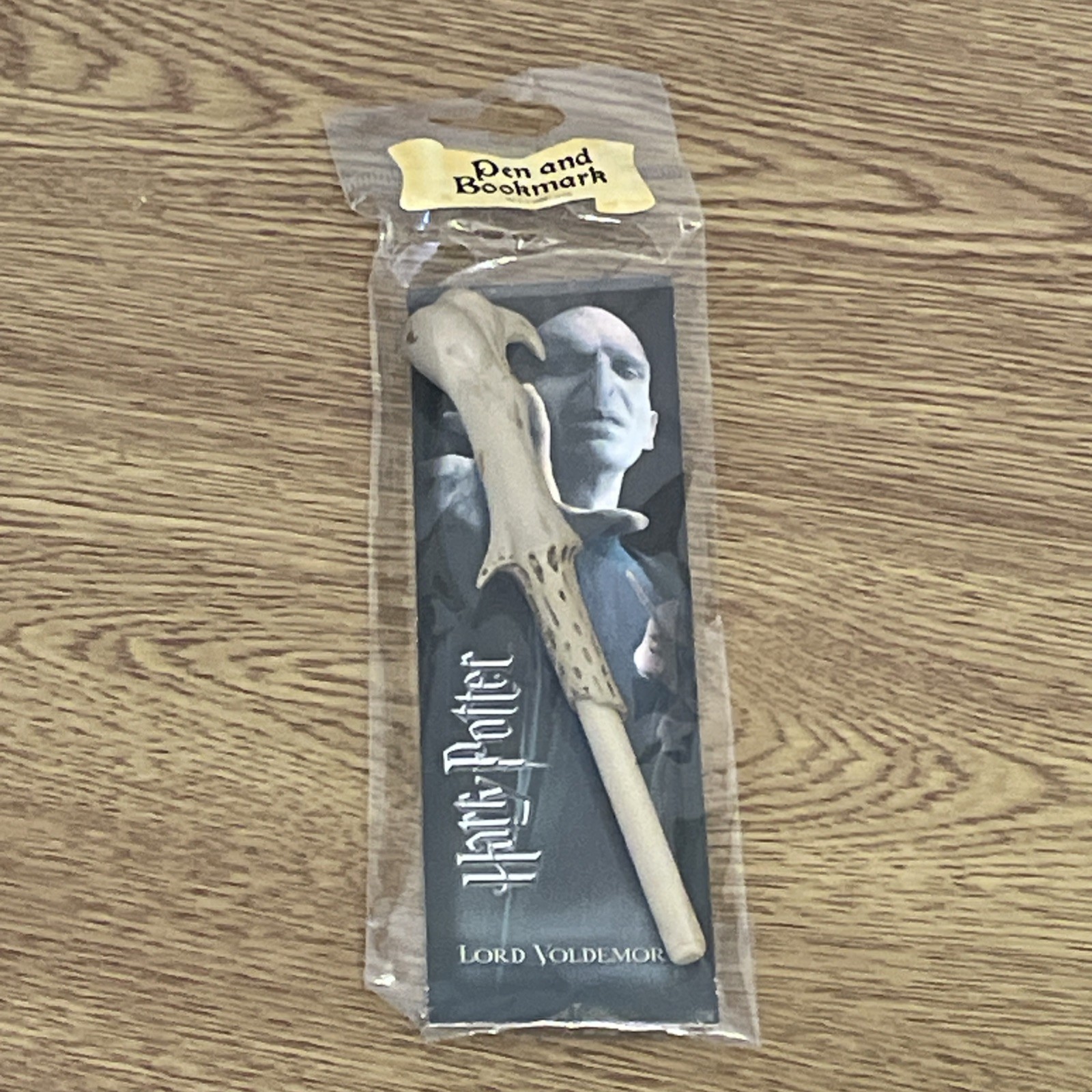 Pluma varita y marca de libro Harry Potter Voldemort - The Noble Collection
