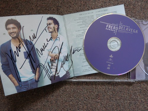 Autographes ORIGINAUX des Chanteurs FRERO DELAVEGA sur Jacket CD 2015