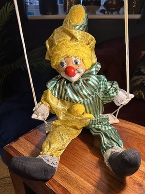 Stewart Ross Vanity Fair Clown Puppe auf Holzschaukel 90er Keramik Gesicht 54 cm