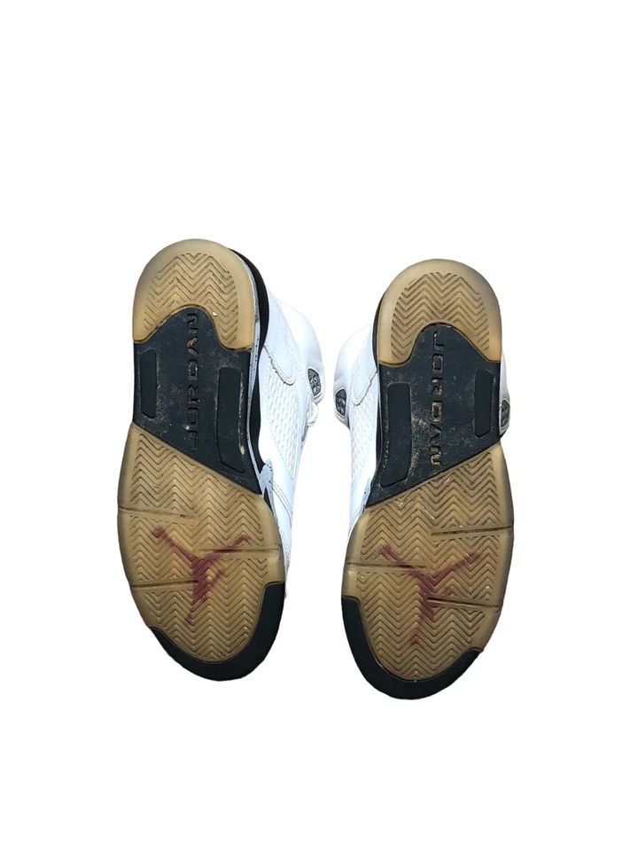 Zapato de baloncesto Jordan 5 retro rojo fuego lengua plateada niños (talla: 5,5 años) 440889-102 Foto 4 de 4