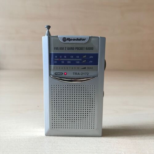 Radio portátil Roadstar TRA-2172 AM/FM plateada vintage - envío rápido - Imagen 1 de 10