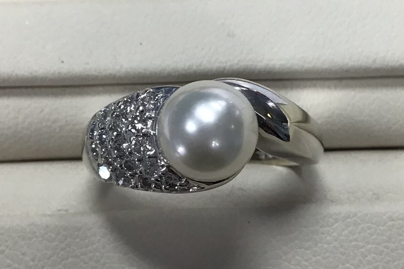 LADIES 14K WHITE GOLD PEARL AND DIAMOND RING 