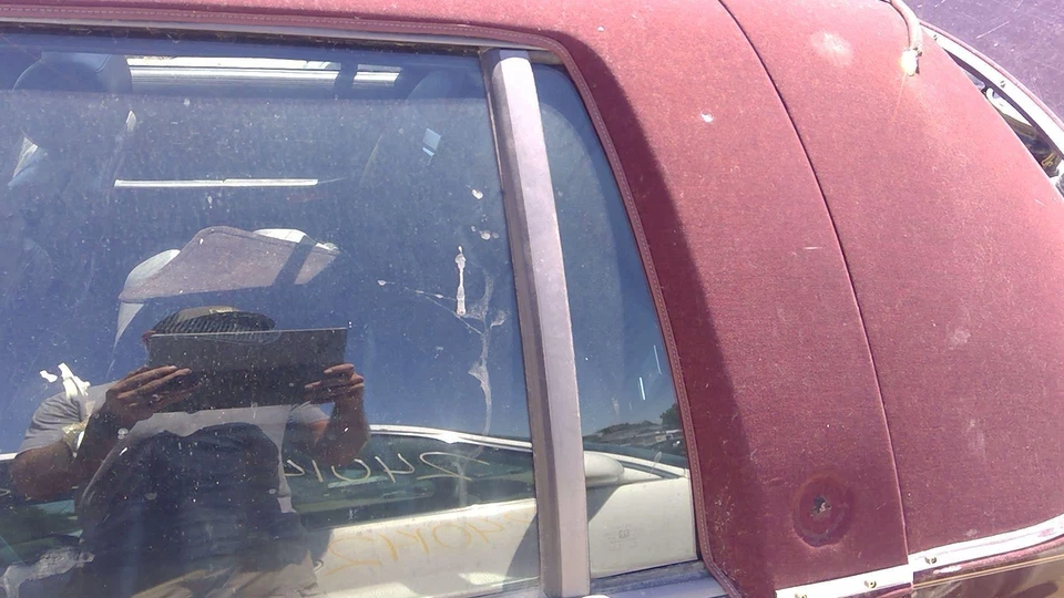 Cadillac Fleetwood 1993 conductor ventana de ventilación trasera izquierda puerta trasera vidrio con marco Foto 2 de 4