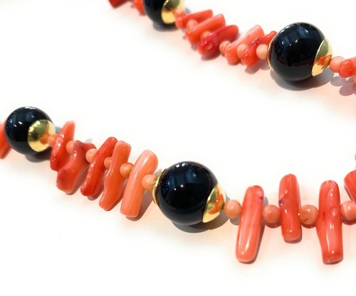 Collana choker corallo arancio e onice pendente delfino argento - Foto 3 di 4