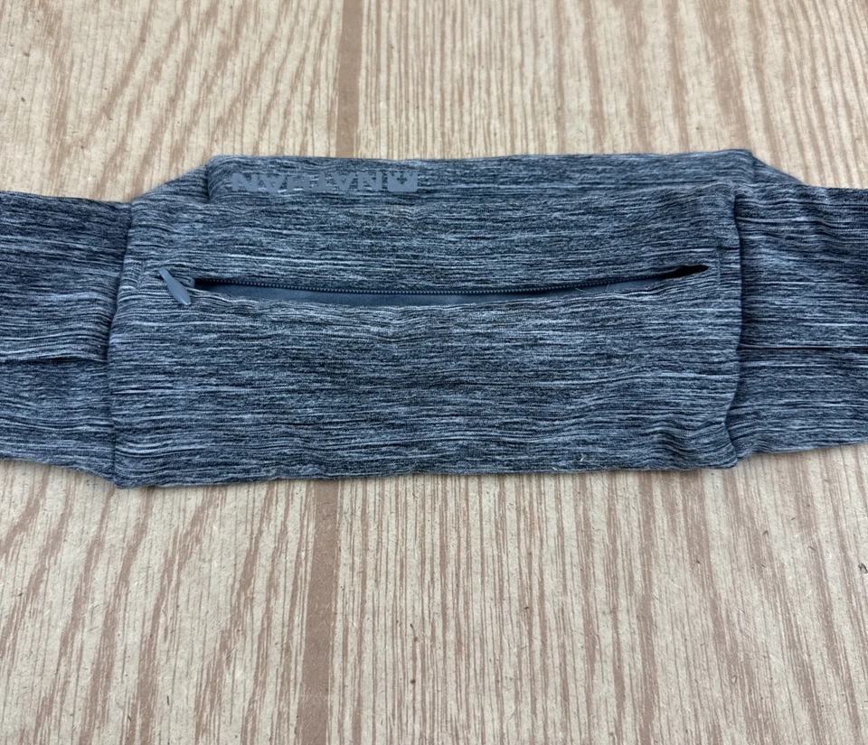 Paquete de cinturones ligeros para correr Nathan con varios bolsillos para teléfono geles gris pequeño Foto 4 de 4