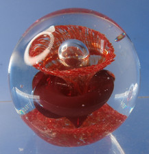 B / mundgeblasener Briefbeschwerer/ Paperweight, rot