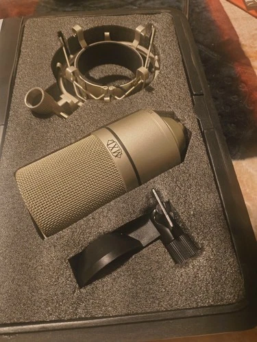 MXL 990 Professional Condenser Microphone W/shockmount CASE & Mic Holder