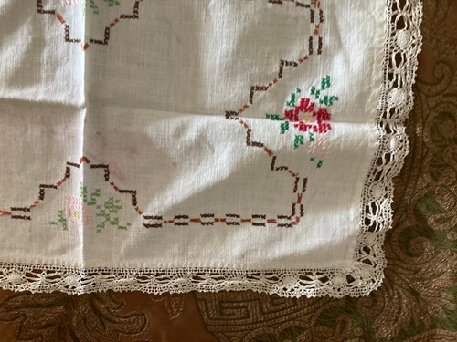 Mantel de encaje de filete hecho a mano vintage verde claro y blanco - 17" x 10"" - Imagen 5 de 8