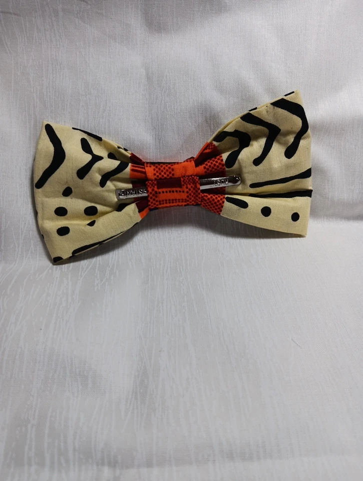 Pajarita y Bolsillo Cuadrado Tela Africana Crema y Negro Foto 2 de 3