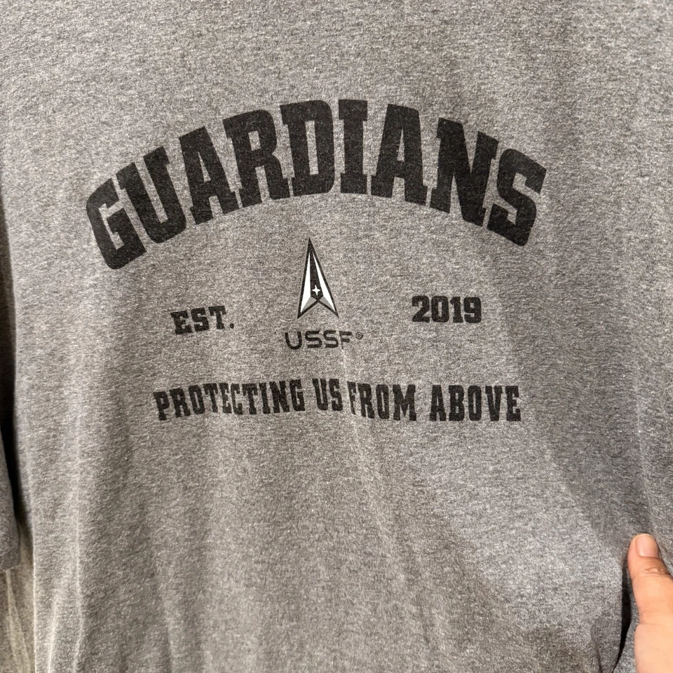 Camiseta USSF Guardians 2XL Gris Fuerza Espacial “Protecting Us From Above” 2019 Foto 2 de 4