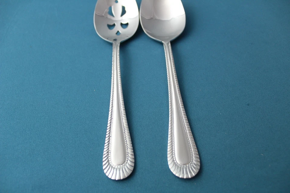 Cucharada para servir perforada Wallace Home WICKHAM brillante cuentas completas China 2 piezas NUEVO Foto 2 de 4