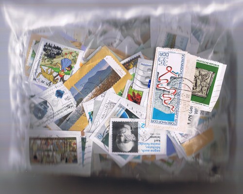 Briefmarken 1 Kg. Missionskiloware aus Kirchenspenden mit Älteren, Musterbild - Afbeelding 1 van 1