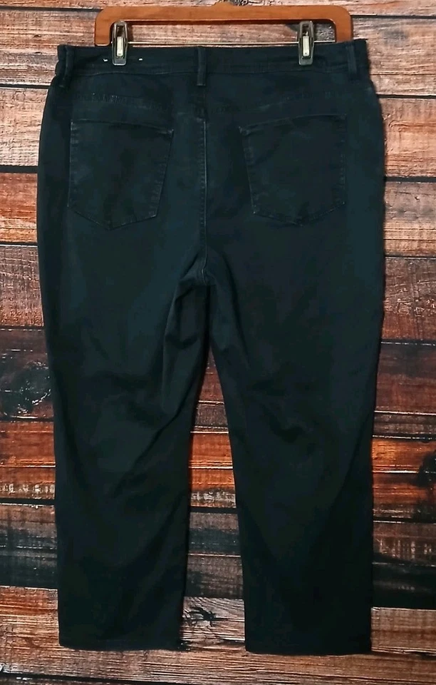 Chicos Pants Size 2P US 12 Petite Slim Leg Capri Crop Black Stretch  - Image 4 of 4
