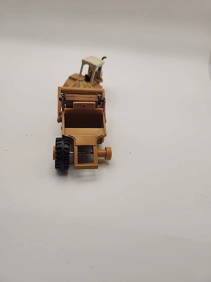 Raspador fundido a presión Ertl Miniatures Mighty Movers International 412B 1:64 Foto 4 de 4