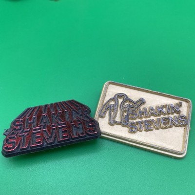Shakin Stevens 2 Vintage Plastik seltene Pin Anstecker 80er Jahre