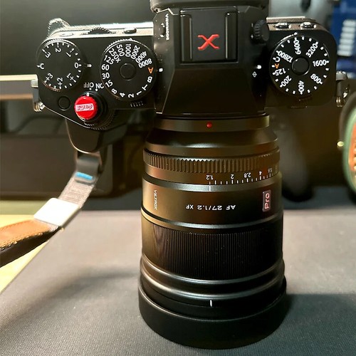 Paraluce quadrato in metallo a baionetta con tappo per attacco Viltrox 27 mm F1.2 Pro XF/Z/E - Foto 3 di 5