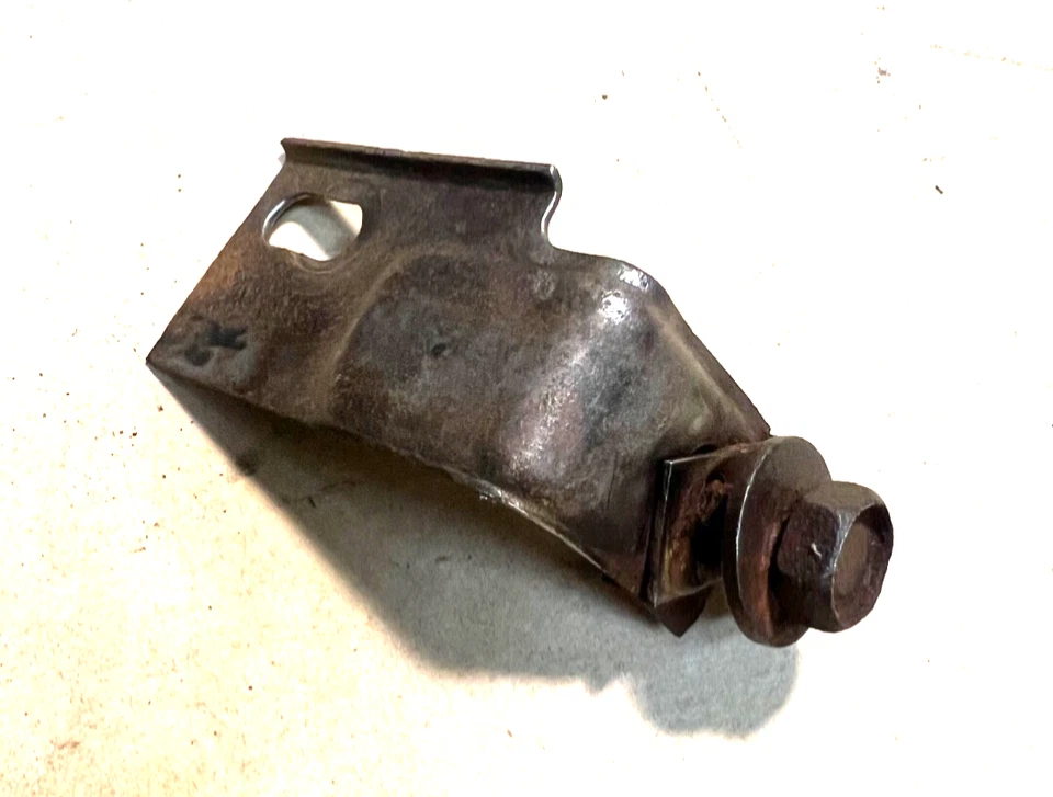 Guardabarros delantero inferior derecho Mercury Cougar 1969 1970 y otros soporte L y perno Foto 2 de 2
