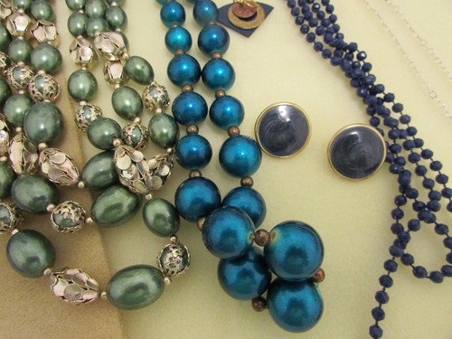 VINTAGE LOT OF COSTUME JEWELRY IN SHADES OF BLUE/GREEN NECKLACES, EARRINGS & - 第 14/18 張圖片
