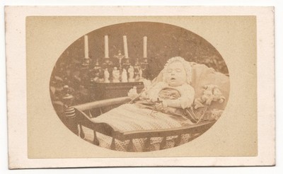Post mortem Baby im Kissen mit religiösem Dekor 1860 Foto CDV Kinder