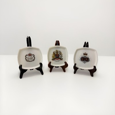 JAJ Pyrex Queen Elizabeth II Silver Jubilee Square Trinket Dish Set (3)