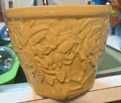VINTAGE MCCOY ART POTTERY LEAF AND BERRY JARDENIERE PLANTER YELLOW COLOR