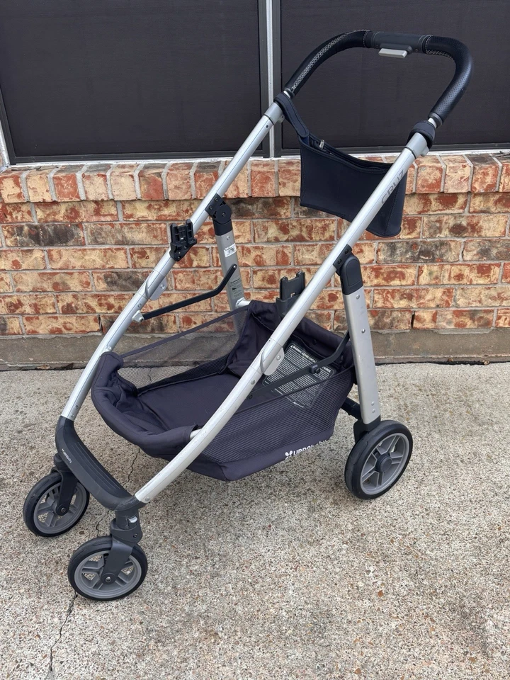 Uppababy carbon Cruz frame with storage Basket, Organizer And Wheels 2018 - Image 3 of 4