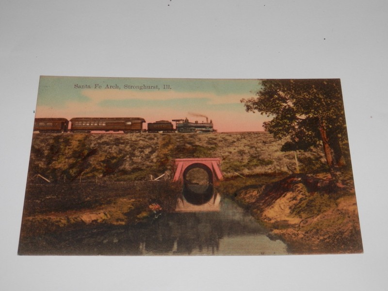 STRONGHURST ILLINOIS - 1907-1915 ERA POSTCARD - SANTA FE ARCH - TRAIN CROSSING